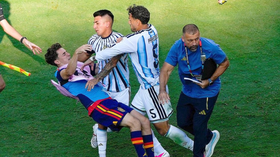 Der Argentinier Leandro Paredes (2. vr) zeigt sich als schlechter Verlierer. Foto: Yuki Iwamura