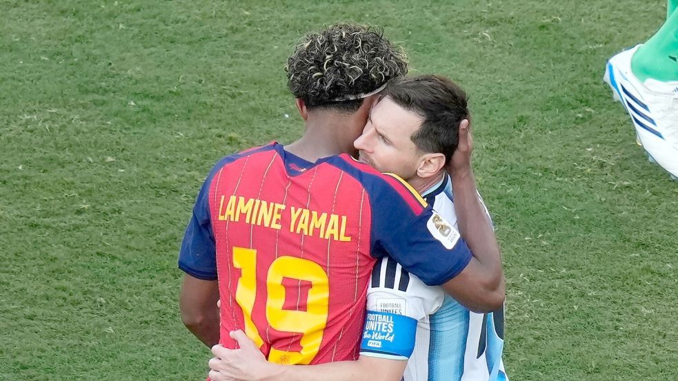 Spaniens Lamine Yamal (l.) nahm Messi tröstend in den Arm. Foto: Seth Wenig