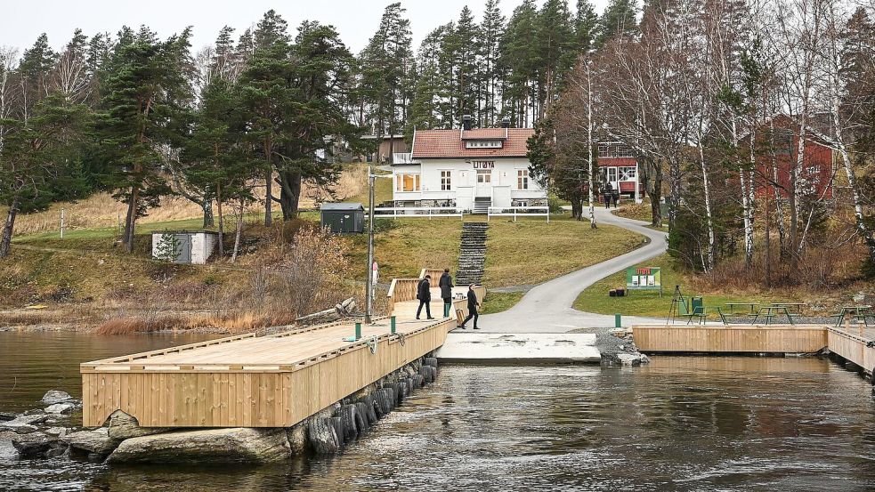 Über diesen Steg erreichte der Massenmörder die Insel - und begann kurz darauf, um sich zu schießen. (Archivbild) Foto: Britta Pedersen