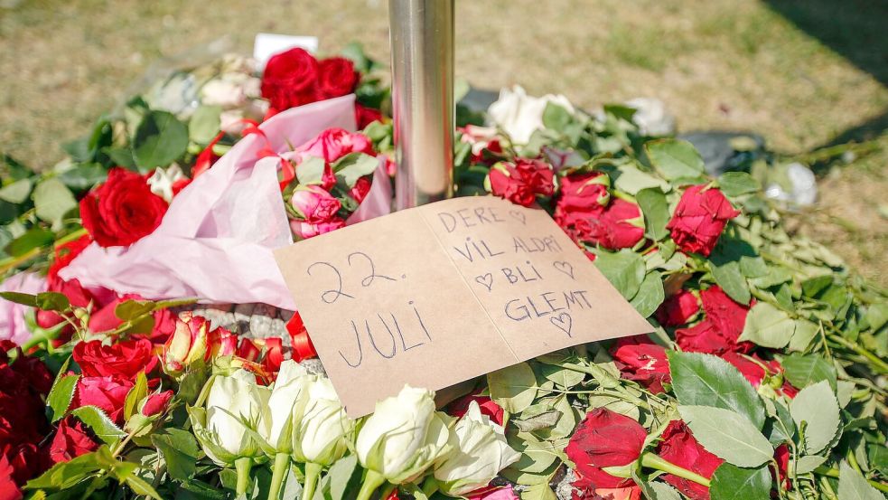 „22. Juli - ihr werdet nie vergessen“: Angehörige und Überlebende erinnern zum 10. Jahrestag an Breiviks Opfer. (Archivbild) Foto: Beate Oma Dahle/NTB scanpix/AP/d