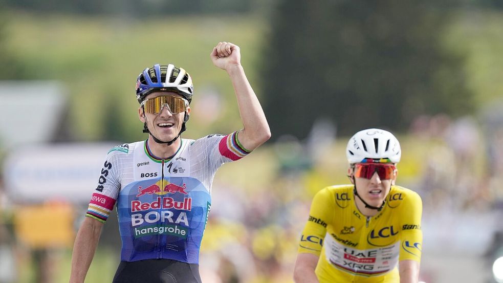 Remco Evenepoel (l) nach seinem Sieg auf der 15. Etappe. Foto: Thibault Camus