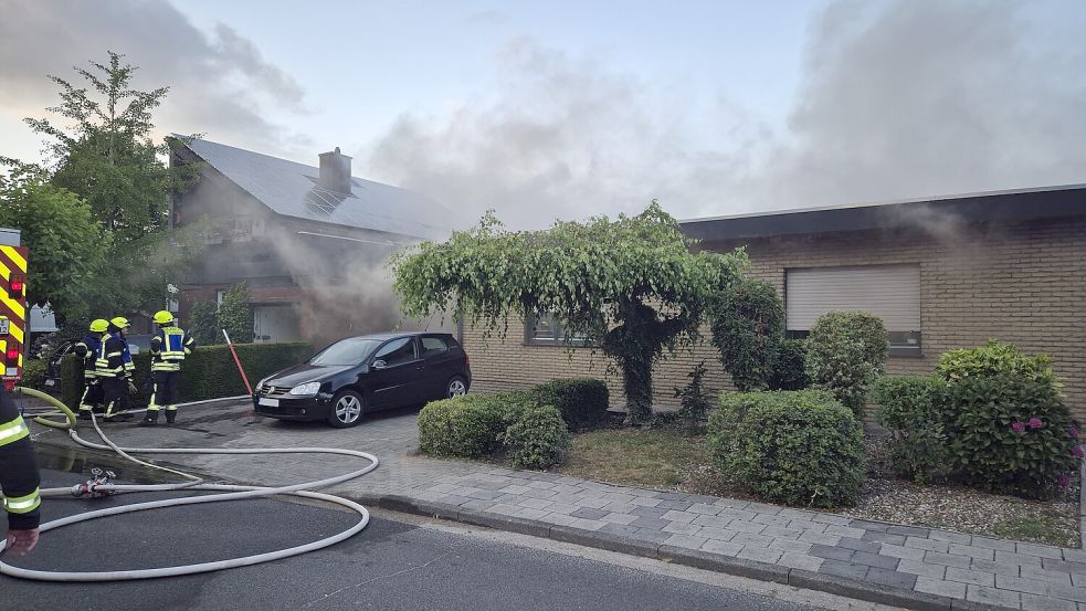 Die Feuerwehren Aschendorf, Papenburg Obenende und Papenburg Untenende löschten am Montag einen Brand in Aschendorf. Foto: Feuerwehr Papenburg