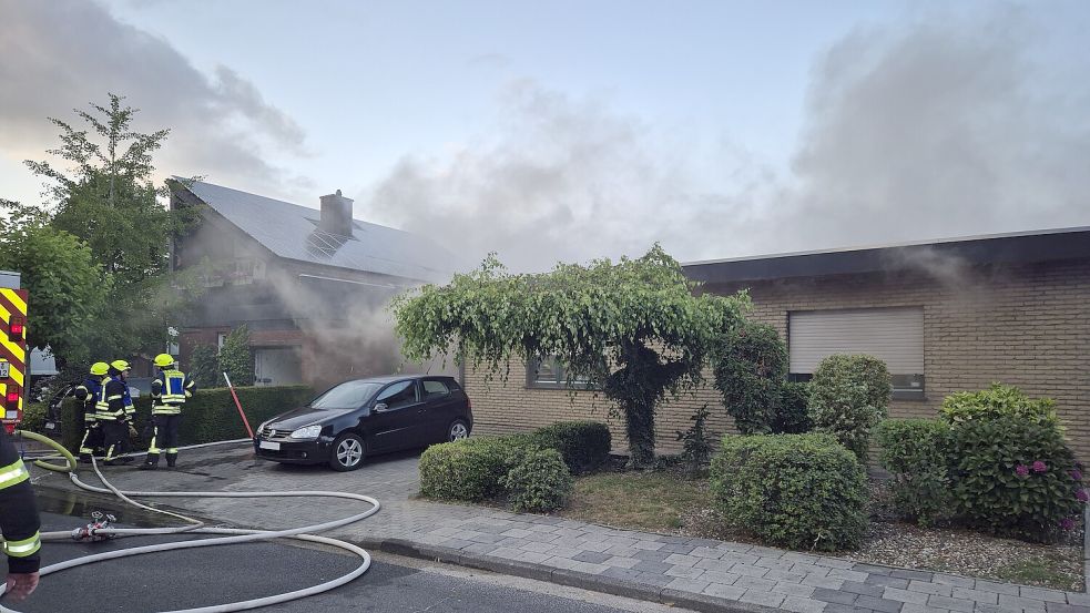 Die Feuerwehren Aschendorf, Papenburg Obenende und Papenburg Untenende löschten am Montag einen Brand in Aschendorf. Foto: Feuerwehr Papenburg
