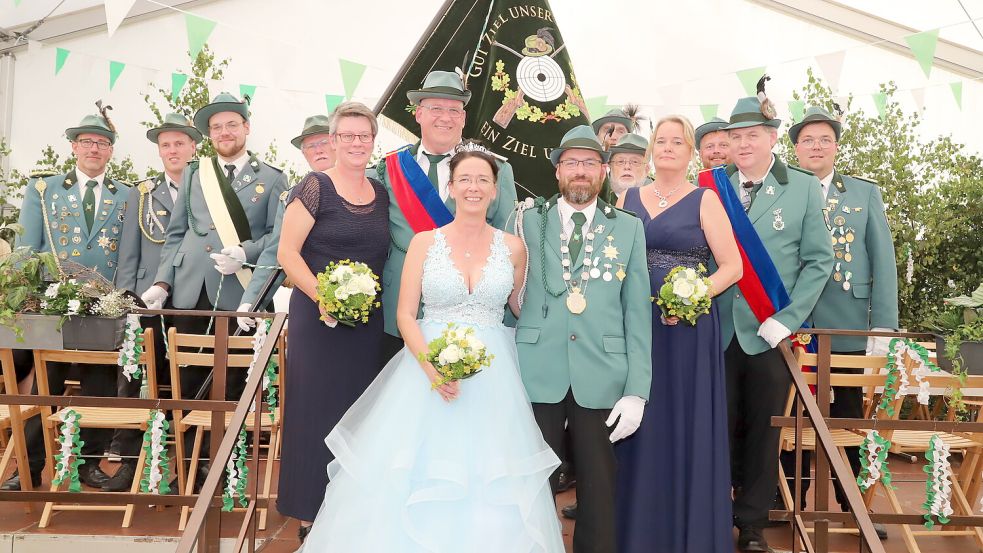 Der neue Schützenkönig (vorne) Arno Marks mit Königin und Lebensgefährtin Yvonne Lepper sowie die Adjutantenpaare Roman und Kerstin Claaßen sowie Michael und Tanja Bruse und Vorstand von „Gut Ziel“ Strücklingen. Foto: Hans Passmann