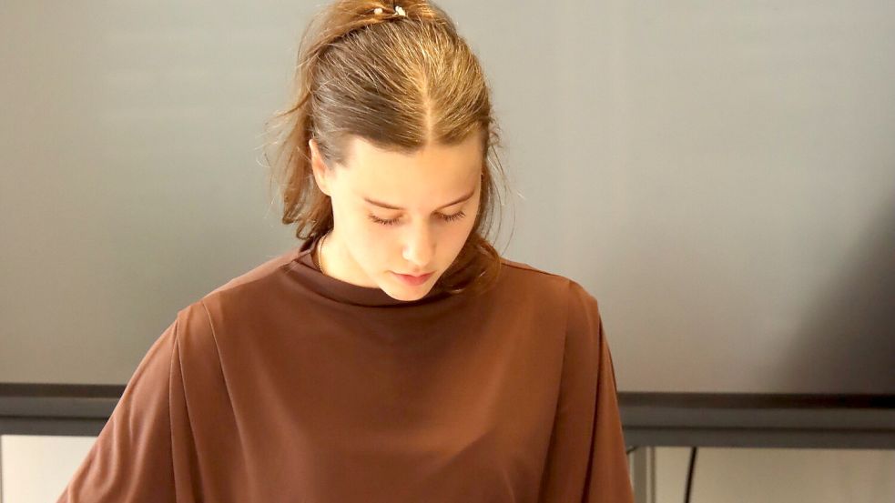 Praktikantin Julia Wessel bediente die Lostrommel. Nach diesem ersten Schritt und einem aufwändigen Auswahlverfahren soll im Dezember der Architekt der neuen Maximilian-Kolbe-Schule feststehen. Foto: Sascha Rühl/LK Cloppenburg