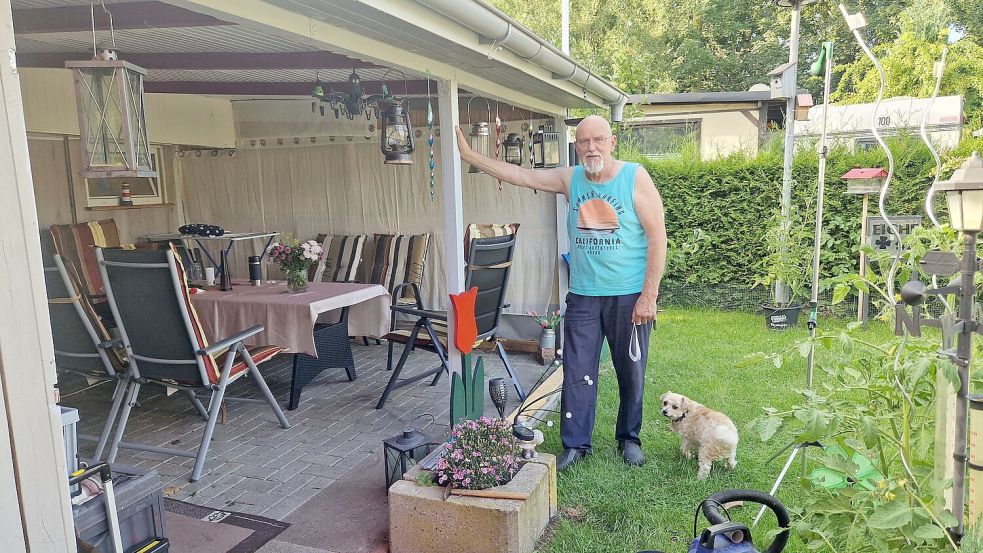 Paul Haats und seine Verlobte Ulla können mit Familienhund Jimmy von ihrem Freiluft-Wohnzimmer aus den Blick in den Garten genießen. Foto: Tatjana Gettkowski