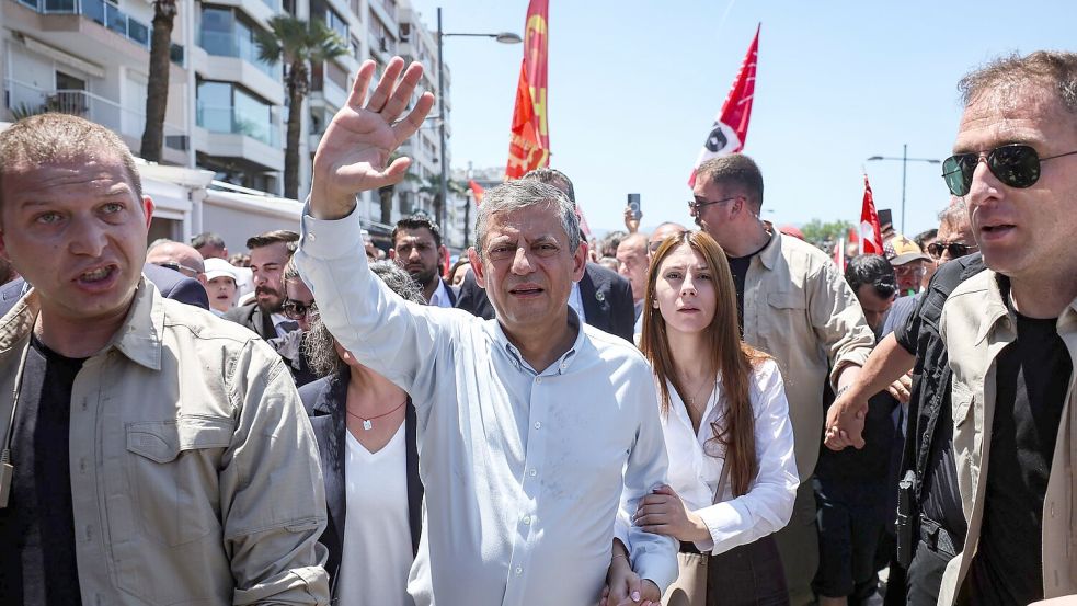 Nach wochenlangem Konflikt um die Führung der türkischen Oppositionspartei CHP wählt Özgür Özel nun einen neuen Weg. (Archivbild) Foto: Erdem Sahin