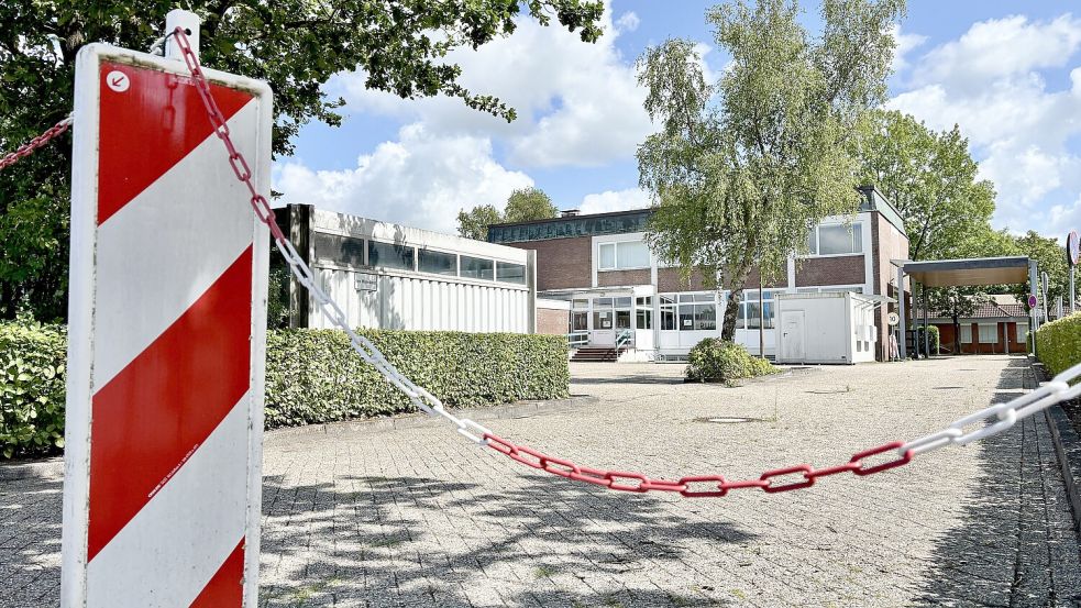 Steht seit über einem Jahr leer: das frühere Straßenverkehrsamt in Leer. Foto: Klaus Ortgies