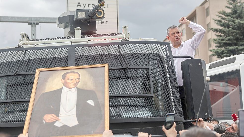 Özel protestiert gegen seine Absetzung als CHP-Chef. (Archivbild) Foto: Ugur Yildirim