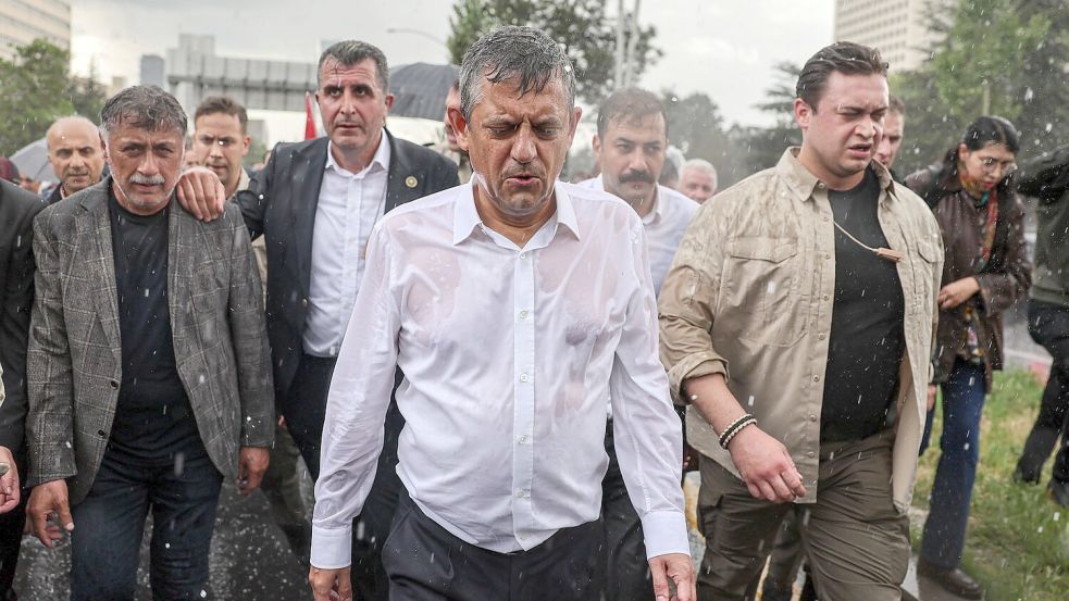 Özel führt im strömenden Regen einen Protestmarsch an. (Archivbild) Foto: Ugur Yildirim