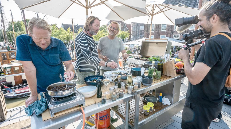 Vor der Kulisse des Museumshafens in Leer wurde an Bord des Hausboots ein Menü gezaubert: Lammlachs, Bratwurst, Marktgemüse und eine ganz besondere Interpretation der Ostfriesen-Torte. Das Bild zeigt Björn Freitag (von links), Skipper Kai Linnenbrügger und Frank Buchholz. Foto: Klaus Ortgies