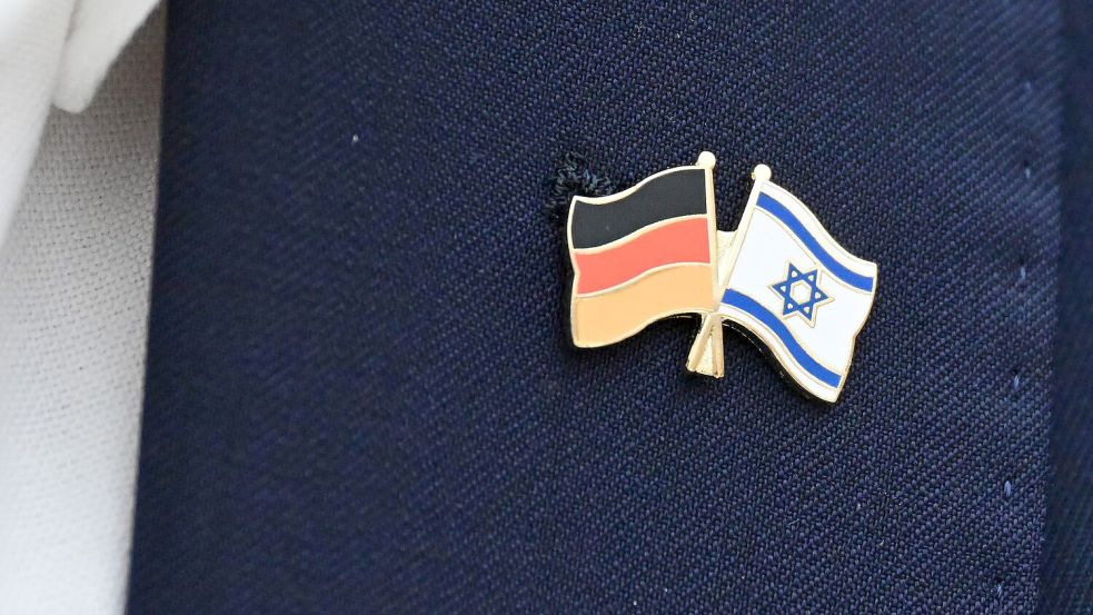 Das Opfer trug nach Angaben der Ermittler eine Anstecknadel mit der Flagge Israels am Revers. (Symbolbild) Foto: Bernd Weißbrod