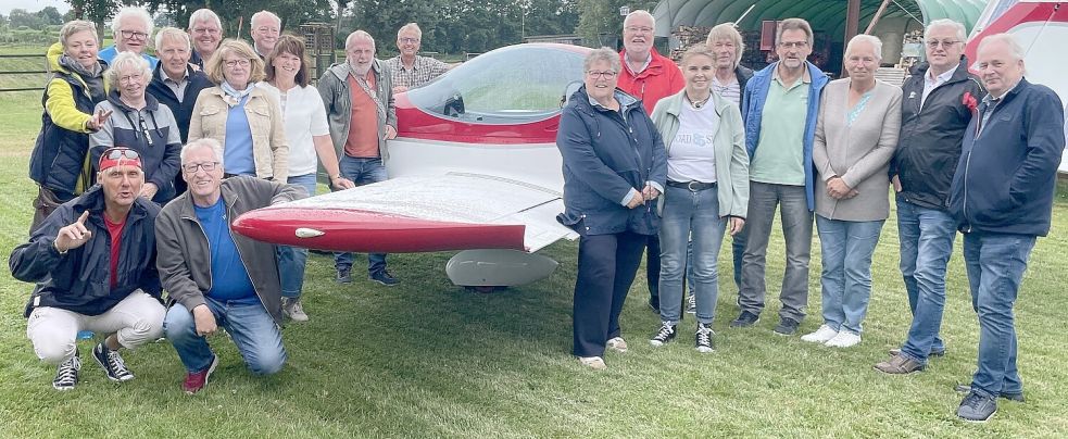 Sie waren bei dem Klassentreffen dabei (hinten, von links): Frieda Brinkmann, Holger Geißler, Arnold Schulte, Heinrich Dorenkamp, Gerd Behne, Gerd Block, Andreas Benken, Jonny Strohbeck, Achim Hayenga, Maria Appel, Gerold Lindemann, Leonard Lüken. Mitte, von links: Rita Ulbertus, Andre Dänekas, Marlene Alberding, Rita Lübbers, Christel Röben, Gabi Sasse. Vorne, von links: Berthold Fortwengel und Theo Block. Foto: Privat