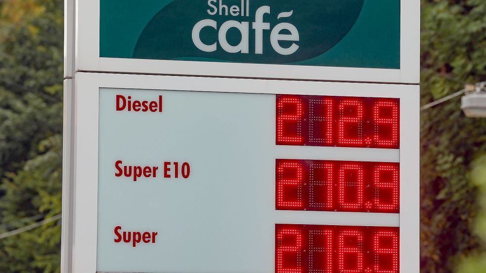 Weit jenseits der 2-Euro-Marke: Tanken wird wegen Trumps Iran-Krieg teurer und teurer. Foto: IMAGO/Rene Traut