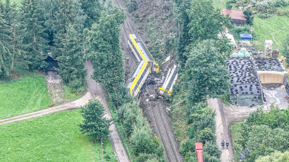 Der Zug entgleiste laut Bericht gegen 18.08 Uhr. (Archivfoto) Foto: Jason Tschepljakow/dpa