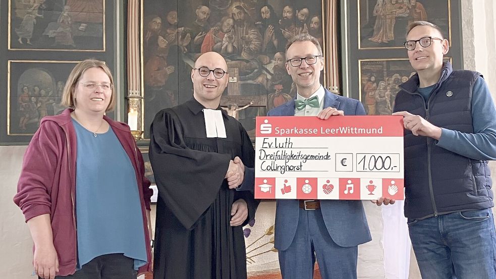 Scheckübergabe in der Kirche. Von links: Kirchenvorsteherin Anika Plaisier-Koch, Pastor Torben Weinz, Jann-Edzard Müller (Sparkasse LeerWittmund) und Kirchenvorsteher Andreas Ackerstaff. Foto: Hagen Weinz