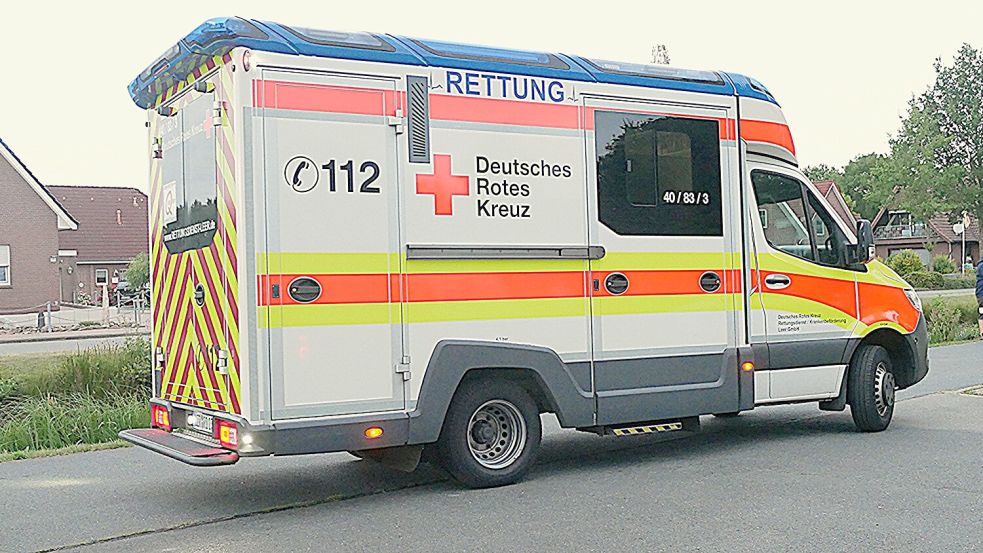 Rettungswagen und Polizei wurden am Dienstagabend zur Unfallstelle in Ostrhauderfehn gerufen. Foto: Daniel Grüneke