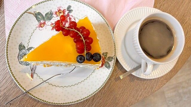 Auch die Pfirsich-Maracuja-Torte ist mit frischen Früchten garniert. Foto: Tatjana Gettkowski