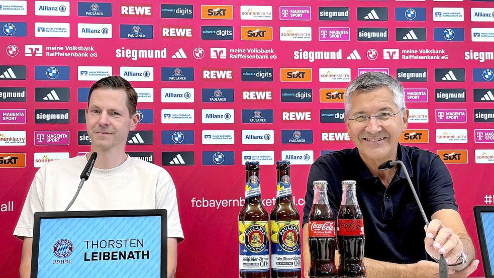 Auch Fußball als Thema: Herbert Hainer bei der Pressekonferenz der Basketballer des FC Bayern. Foto: Christian Kunz/dpa