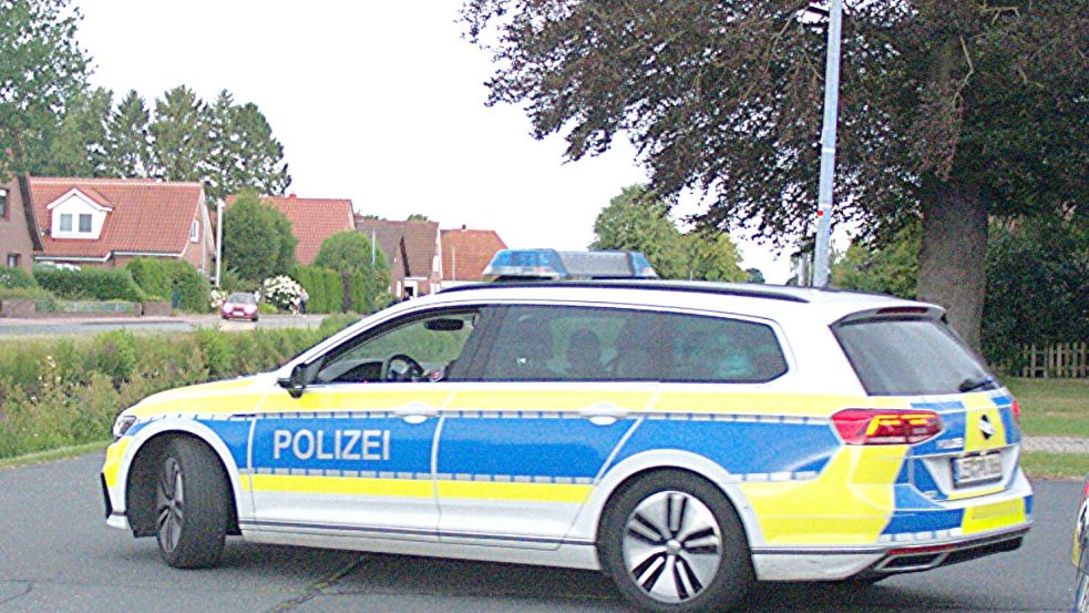 Auch die Polizei wurde am Dienstagabend zur Unfallstelle in Ostrhauderfehn gerufen. Foto: Daniel Grüneke