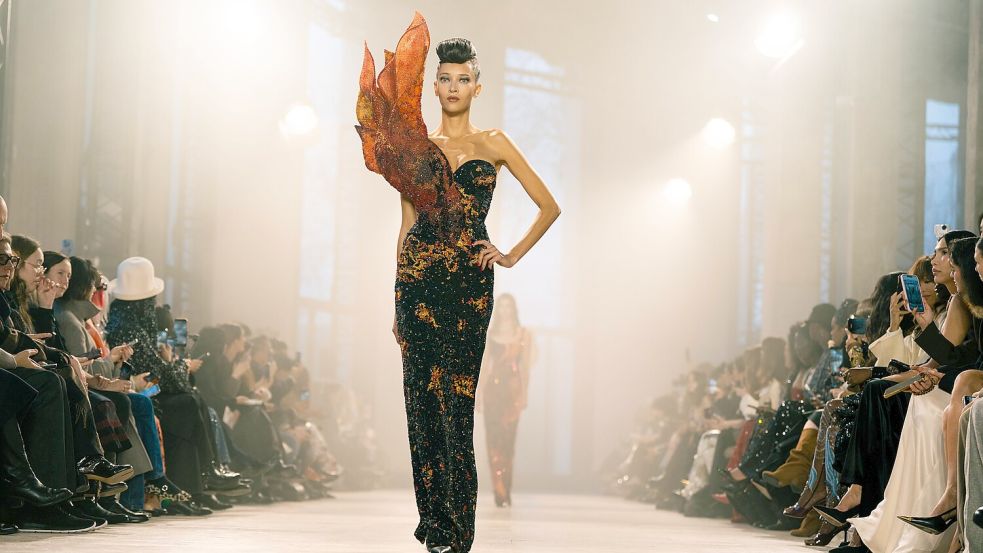 Rahul Mishra präsentierte auf der Haute Couture Week im Januar neue Kollektionen für Frühjahr und Sommer. Foto: IMAGO/Lounis Tiar/Avalon