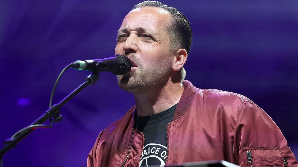 Rapper Danger Dan beim Festival "Jamel rockt den Förster". Jetzt steht der Künstler wegen seines Songs „Keine Angst“ in der Kritik. Foto: dpa/Bernd Wüstneck