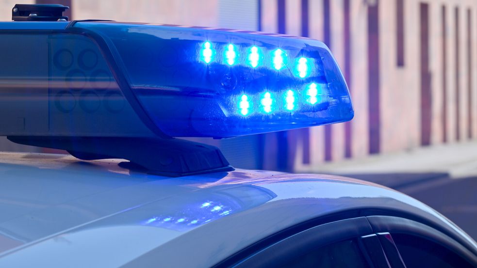 In Ramsloh soll ein 29-Jähriger unter anderem Steine auf einen Streifenwagen geworfen haben. Symbolfoto: Patrick Pleul/dpa