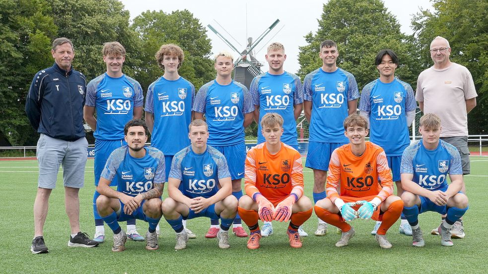 Der TuS Esens möchte oben mitmischen. Dabei mithelfen sollen auch zahlreiche Neuzugänge. Hintere Reihe von links: Trainer Ralf Backhaus, Ols Backhaus, Lasse Ennen, Jenke Lamberti, Marvin Rothkegel, Renke Wübbenhorst Yuki Minari und Teammanager Mark Peters. Untere Reihe von links: Sebastian Martinez, Nico Janssen, Jarik Heyen, Thees Brandes und Tom Claassen. Foto: Heiner Steenhoff