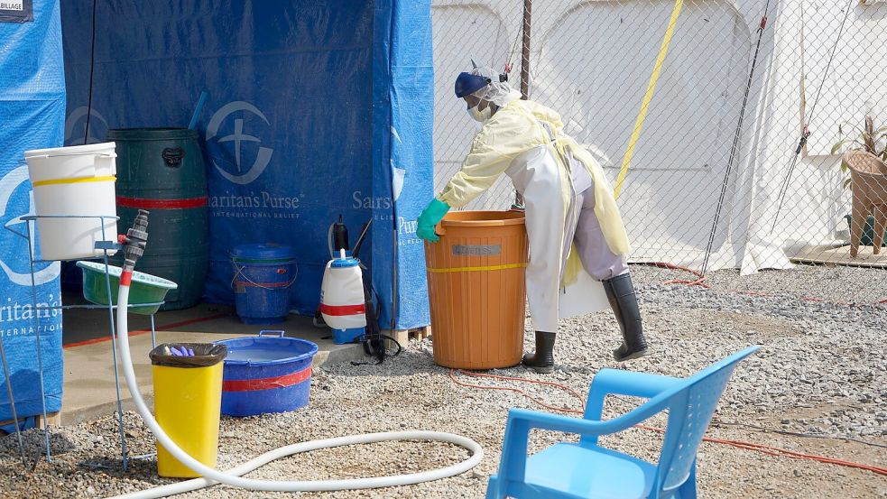 Ein Mitarbeiter des Gesundheitswesens in einem Ebola-Behandlungszentrum Foto: Prosper Heri Ngorora