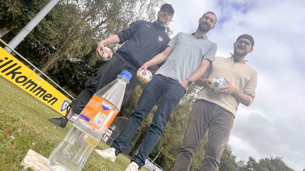Lothar Kettwig (von links), Eike Beening und Niko Fecht organisieren seit zehn Jahren das Flunkyballturnier in Neukamperfehn. Foto: Jasmin Oltmanns