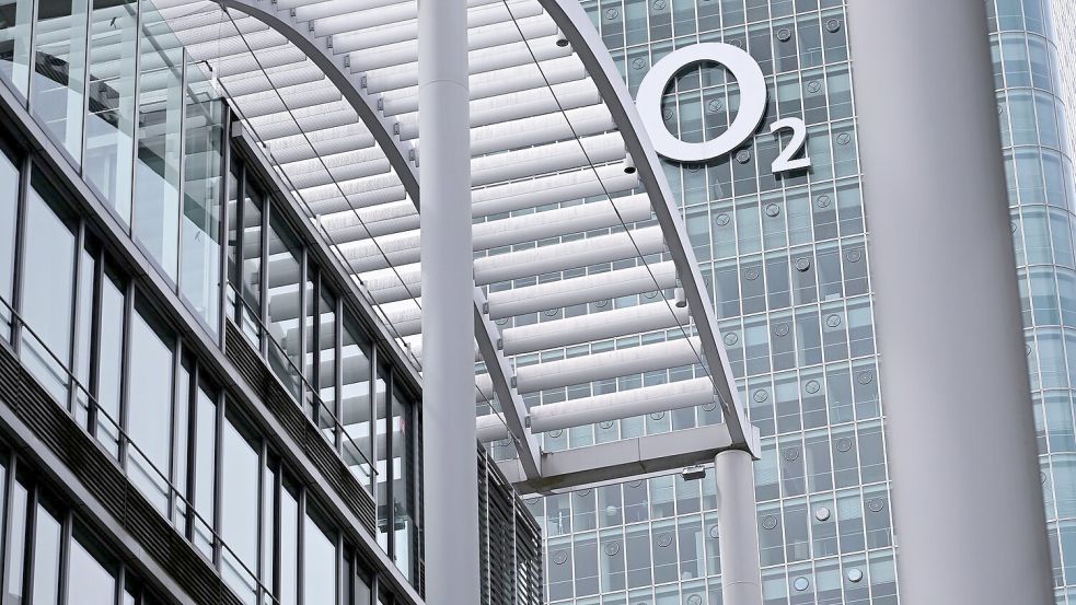 Das Logo bleibt zwar groß hängen an der Münchner Deutschlandzentrale, die Gesamtzahl der Belegschaft wird aber kleiner. (Archivbild) Foto: Sven Hoppe