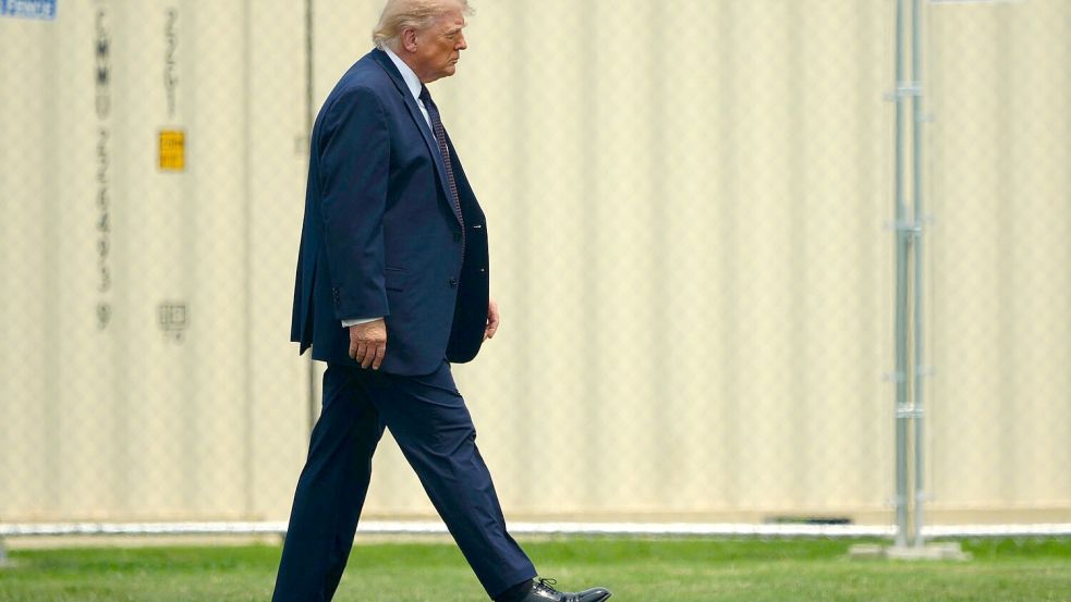 Eines der Lieblingsworte von US-Präsident Trump, bei seinen Landsleuten unbeliebt: Zölle. (Archivbild) Foto: Julia Demaree Nikhinson/AP/dpa