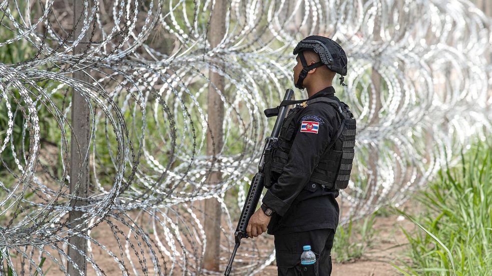 Manche Abschnitte an der Grenze hat Thailand mit Stacheldraht gesichert. Foto: Peerapon Boonyakiat