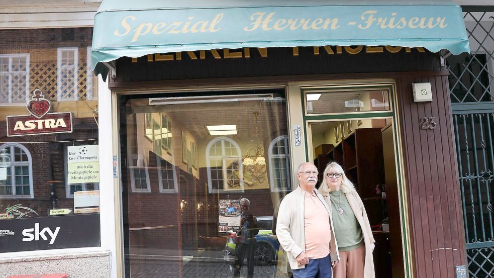 Franz Stenzel und Ute Bickeleit stehen vor dem „Spezial Herren-Friseur“. Schon 1906 gab es in der Davidstraße 23 einen Friseursalon. Foto: Christian Charisius