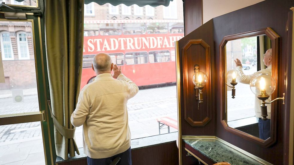 Für Franz Stenzel ein festes Ritual: Touristen auf Stadtrundfahrt zuzuwinken. Foto: Christian Charisius
