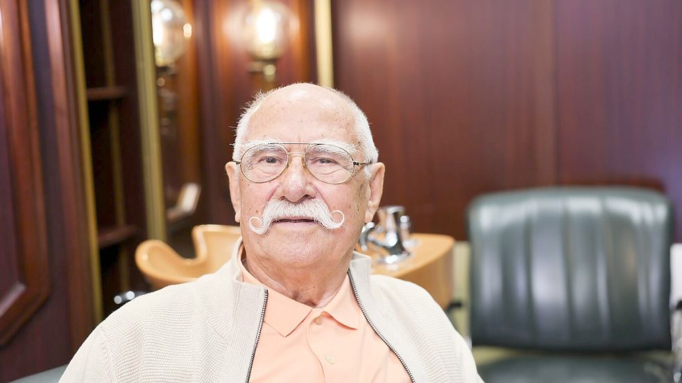 Friseurmeister Franz Stenzel will in Zukunft nur noch seinen Hund und den Rasen schneiden. Foto: Christian Charisius