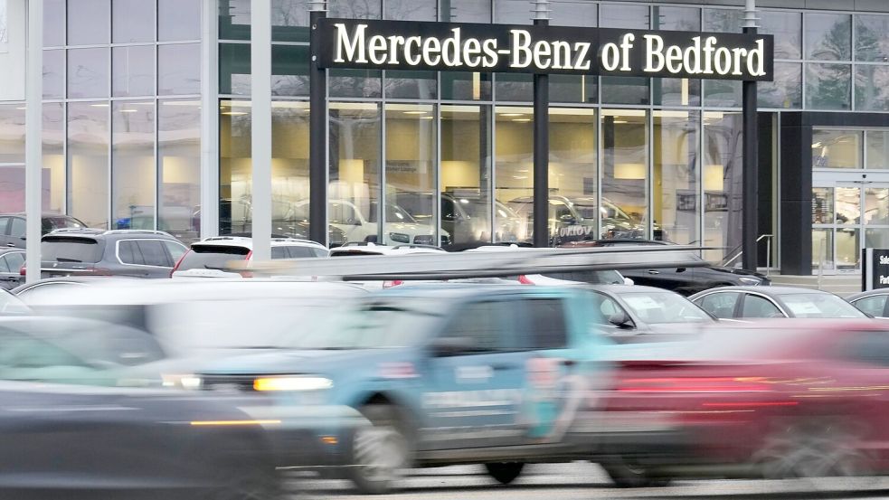 Senatoren versicherten, dass sie kein Verkaufsverbot für Mercedes-Autos anstrebten. (Archivbild) Foto: Sue Ogrocki/AP/dpa