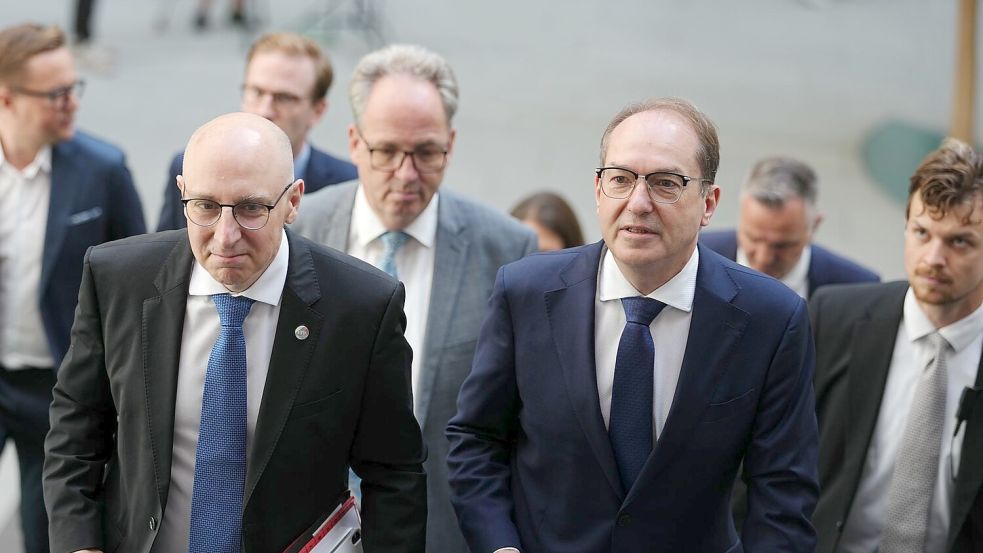 Verfassungsschutz-Chef Selen und Innenminister Dobrindt: Der Verfassungsschutz setzt inzwischen mehr Personal ein, um neben Extremisten auch Agenten fremder Mächte - insbesondere Russlands - im Blick zu behalten. (Archivfoto) Foto: Kay Nietfeld/dpa