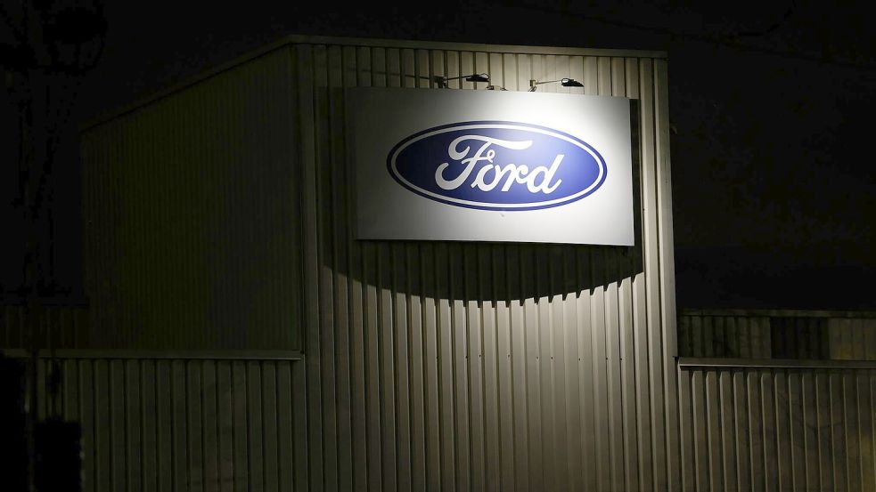 Ford-Logo am Kölner Werk Foto: Thomas Banneyer