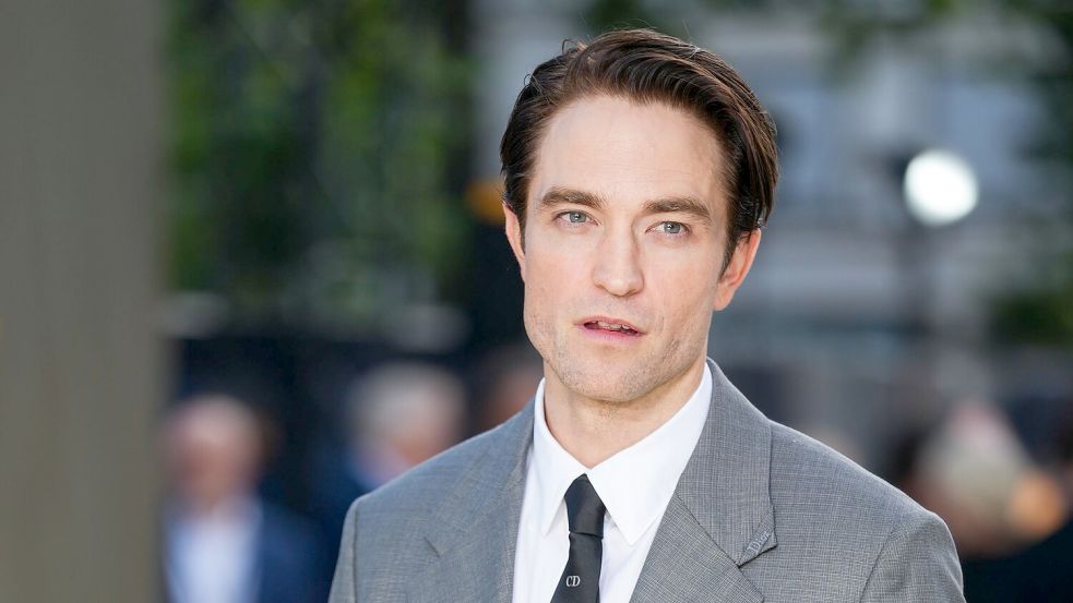 Robert Pattinson spielt in seinem neuen Film einen moralisch zwielichtigen Moderator. (Archivbild) Foto: Scott A Garfitt