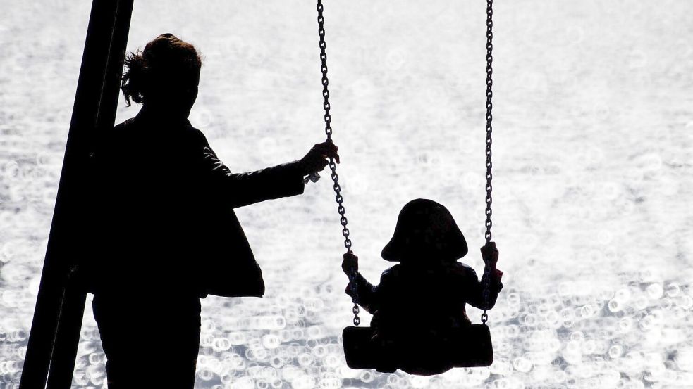 Das Armutsrisiko von Alleinerziehenden und ihren Kindern ist laut Statistik mehr als doppelt so hoch, wie bei Familien mit beiden Elternteilen. (Symbolbild) Foto: Christian Charisius/dpa