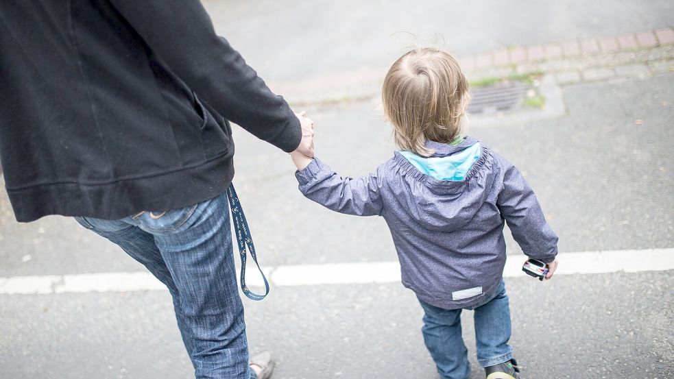 Laut der neuen Statistik lebten 2025 insgesamt rund 2,36 Millionen Kinder unter 18 Jahren mit nur einem Elternteil zusammen. (Symbolbild) Foto: Marcel Kusch