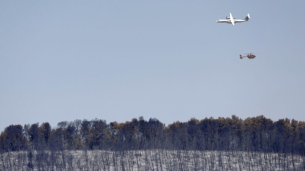 Im Süden Frankreichs kämpft die Feuerwehr weiter gegen Waldbrände. Foto: Thibaud Moritz/AFP/dpa