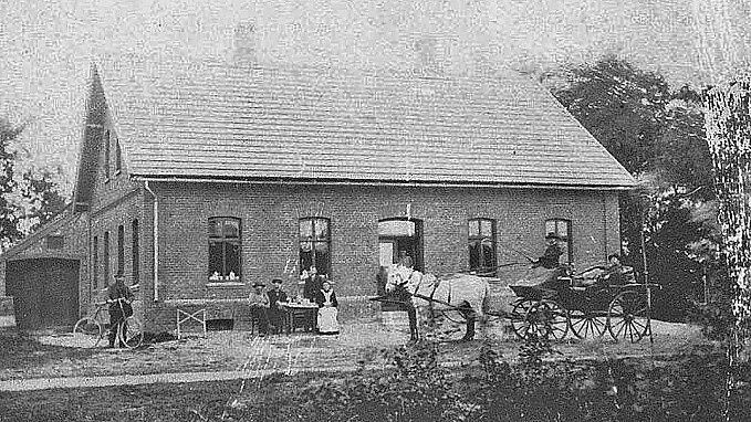 Die Bäckerei Hüntelmann und Gastwirtschaft in Wittensand. Später zog die Bambi-Bar in das Gebäude ein. Foto: Sammlung Martin Pille.