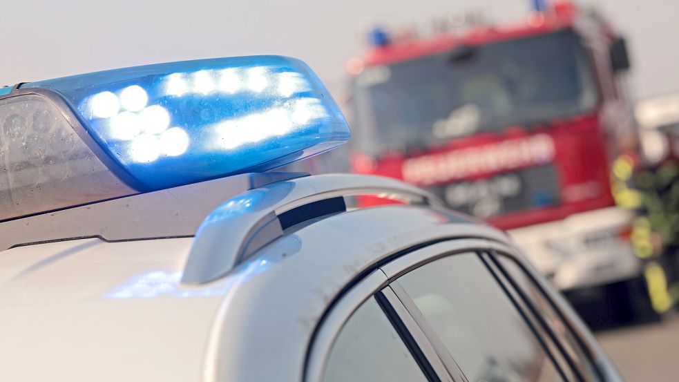 Zu einem Unfall ist es am Donnerstag in Aurich gekommen. Die Straße war gesperrt. Die Feuerwehr befreite einen Autofahrer aus seinem Wagen. Symbolfoto: Matthias Bein/dpa