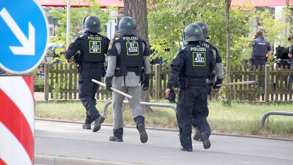 Polizisten sind in Regensburg im Einsatz. Foto: Moller-Schuh