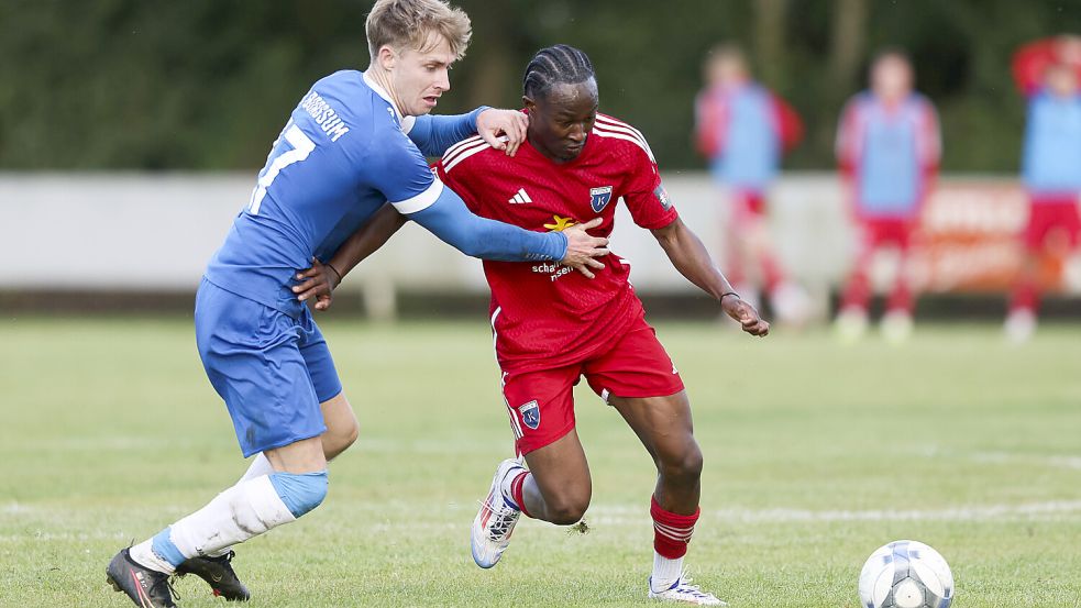 Eines der letzten Spiele im Emsstadion vor dem Start der Platzsanierung bestritt BW Borssum im Juli 2024 gegen Kickers. Zwei Jahre später kommt Kickers nun zum ersten Spiel nach der Sanierung. Michael Igwe (rechts) war auch damals schon dabei. Archivfoto: Jens Doden/ Emden