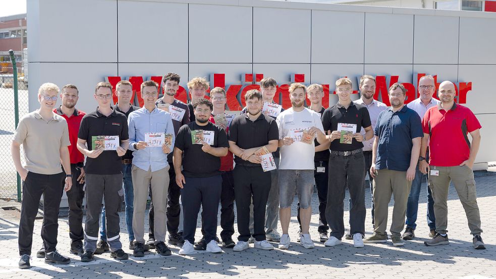 Die Absolventinnen und Absolventen mit Ausbildern und Unternehmensvertretern (von links): Lukas Müller, Jürgen Keil, Lucas Becker, Christian Rumkamp, Sebastian Hülskamp, Anton Klein, Volkan Sezer, Max Gallo, Julian Alberts, Oliver Herliz, Dustin Kromm, Sven Huismann, Viktor Kaiser, Szymon Wielg, Daniel Müller, Erik Schröder, Reinhold Bley, Dennis Höhl. Es fehlen: Oliver Behnen, Erik Koch, Aylin El‑Scheich. Foto: Waskönig+Walter