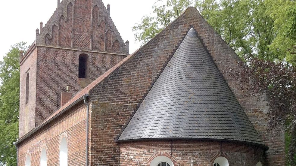 Die Kirche St. Laurentius und St. Vincentius in Backemoor ist ein historisches Kleinod im Oberledingerland. Sie wird jetzt bei zwei Führungen vorgestellt. Foto: Tourismus-Förderverein Rhauderfehn