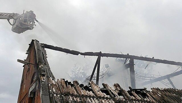Der Scheunentrakt in Jemgum ist völlig ausgebrannt. Foto: Tatjana Gettkowski
